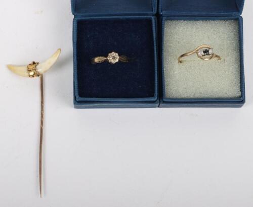 A 9ct diamond and sapphire three stone ring (1.09g)