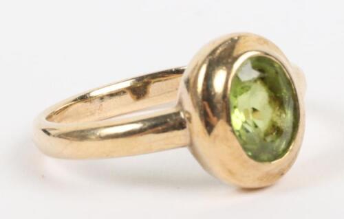 A 9ct gold and peridot single stone ring