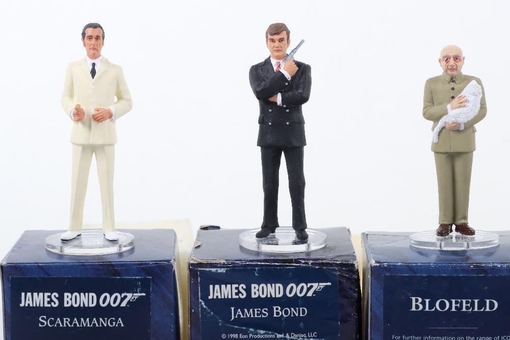 James Bond 007 コーギーIcon ミニフィギュア ロジャームーア - メルカリ