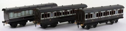 Gauge 1 tinplate GWR passenger coaches and wagons