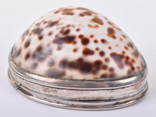 A Georgian cowrie shell snuff box