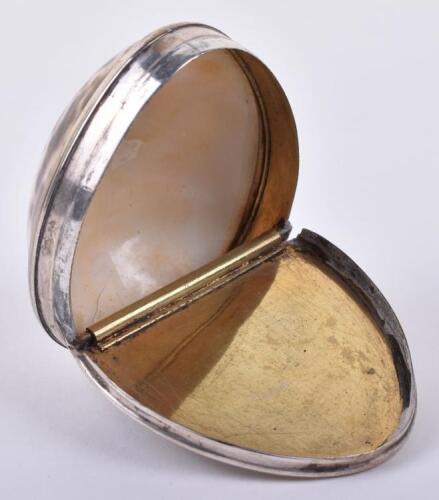A Georgian cowrie shell snuff box