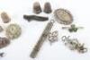 Mixed lot of brooches and silver thimbles - 3