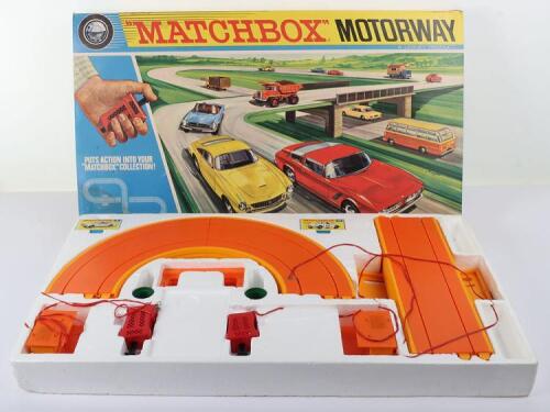 Matchbox - 1:64 - Superfast - 7 modelli e il circuito Matchbox - 1:64 - Superfast - 7 modelli e il circuito