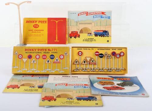 Dinky Toys 771 International Road Signs