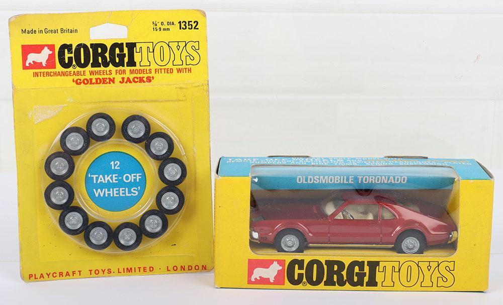 Corgi Toys 276 Oldsmobile Tornado 'Golden Jacks' take off wheels