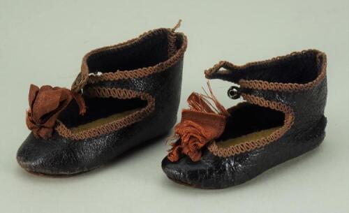 Pair of size 7 brown leather Bebe Jumeau doll shoes with Bee mark,