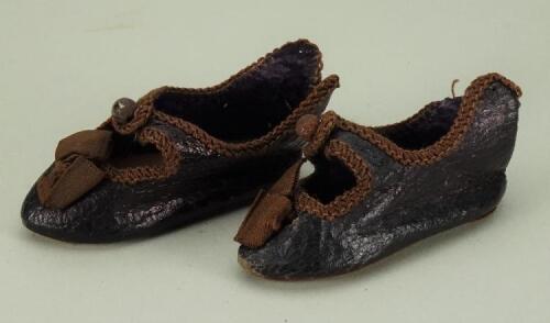 Pair of size 5 brown leather Bebe Jumeau doll shoes with Bee mark,