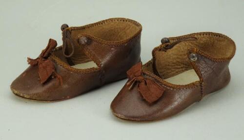 Pair of Eugene Alart brown leather French Bebe doll shoes,