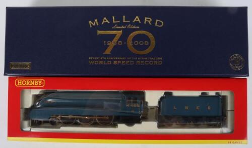 Hornby 00 gauge R2684 Limited Edition 70th anniversary 4-6-2 Mallard locomotive and tender