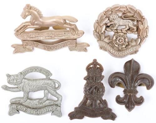 5x WW2 British War Economy Plastic Cap Badges