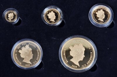 Hattons of London 2020 Five Coin Proof Gold (22ct) Sovereign Set, VE Day 75th Anniversary - 3