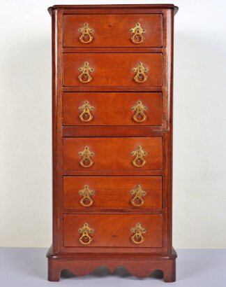 A 20th century small six drawer mahogany chest