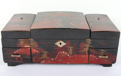 A Japanese lacquered jewellery box