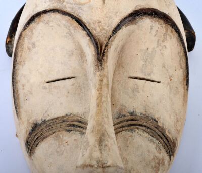 An African Fang funeral mask, typical white colour and carved features - 2