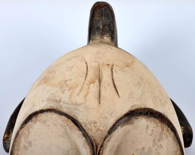 An African Fang funeral mask, typical white colour and carved features - 3