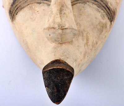 An African Fang funeral mask, typical white colour and carved features - 4