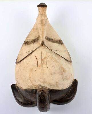 An African Fang funeral mask, typical white colour and carved features - 5