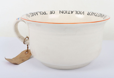Fieldings Crown Devon WW2 Novelty Musical Chamber Pot - 12