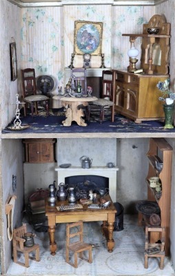 A good painted wooden dolls house and contents, English circa 1860, - 3