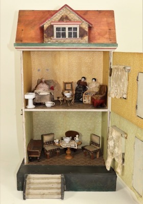 Painted wooden dolls house, German circa 1900, - 2