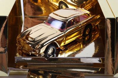 Corgi James Bond Aston Martin DB5 &lsquo;Goldfinger&rsquo; gold plated model, with gold Ingot Golden Opportunity presentation box - 5