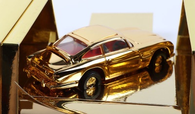 Corgi James Bond Aston Martin DB5 &lsquo;Goldfinger&rsquo; gold plated model, with gold Ingot Golden Opportunity presentation box - 6