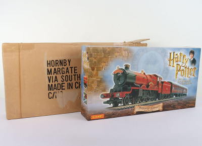 Hornby R1033 Harry Potter and The Chamber of Secrets Hogwarts Express Electric Train Set,