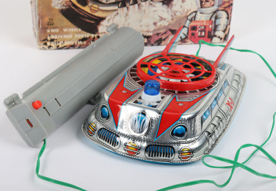 Scarce boxed T.P.S battery operated tinplate Lunar Hovercraft, Japanese 1960s - 4