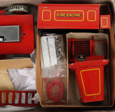 Boxed Chad Valley Ubilda clockwork Fire Engine, English circa 1948 - 4