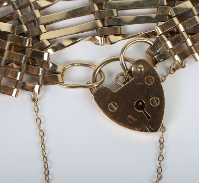 A 9ct padlock bracelet - 4