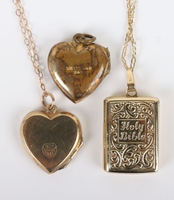 Two 9ct gold heart lockets with a 9ct gold bible locket - 4