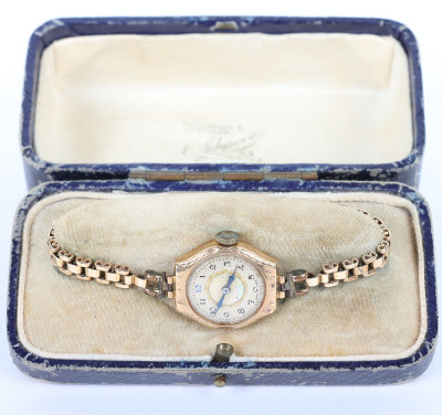 A 9ct gold ladies wristwatch