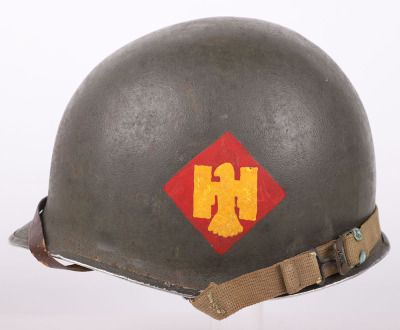 WW2 AMERICAN M1 STEEL COMBAT HELMET WITH ORIGINAL PAINTED DIVISIONAL INSIGNIA OF THE 45TH (THUNDERBIRD) INFANTRY DIVISION - 2