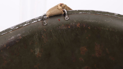 WW2 AMERICAN M1 STEEL COMBAT HELMET WITH ORIGINAL PAINTED DIVISIONAL INSIGNIA OF THE 45TH (THUNDERBIRD) INFANTRY DIVISION - 8