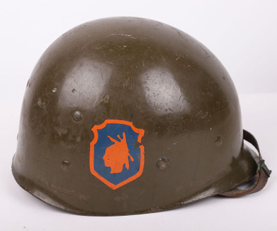 WW2 AMERICAN M1 STEEL COMBAT HELMET WITH ORIGINAL PAINTED DIVISIONAL INSIGNIA OF THE 45TH (THUNDERBIRD) INFANTRY DIVISION - 13