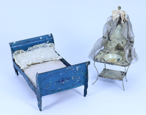 Althof Bergmann painted tinplate Dolls House bed, American circa 1875,