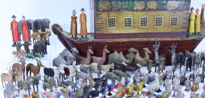 Extremely fine early painted wooden Erzgebirge Noah’s Ark with animals and family, German mid 19th century, - 3