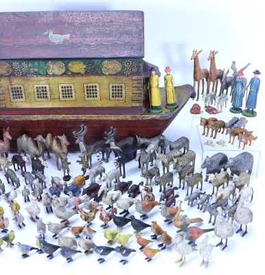 Extremely fine early painted wooden Erzgebirge Noah’s Ark with animals and family, German mid 19th century, - 4