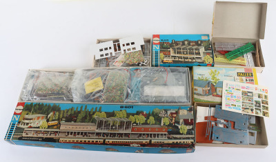 Collection of HO and N gauge unbuilt track side building and accessories - 2