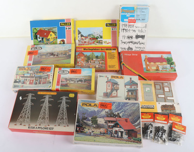 Collection of HO and N gauge unbuilt track side building and accessories - 3