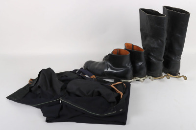 An assortment of Military boots - 8
