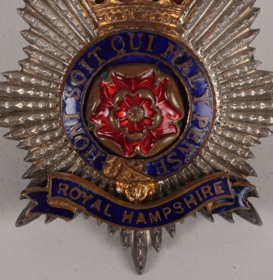 Royal Hampshire Regiment Officers Silver Gilt and Enamel Cap Badge - 3