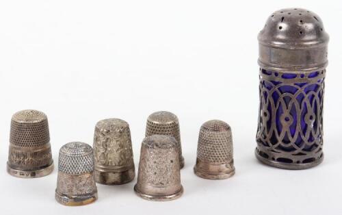 A mixture of six silver thimbles, with an Art Nouveau silver and glass lined pepperette