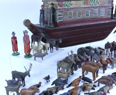 A fine early painted wooden Erzgebirge Noah’s Ark and animals, German, mid 19th century, - 3