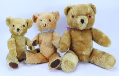 Three post war English Teddy bears,