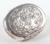 A rare late 17th/early 18th century squeeze sided silver snuff box in the Chinese style, - 5