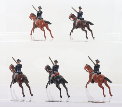 Britains SPECIAL PAINT five US Cavalry in blue uniforms - 3