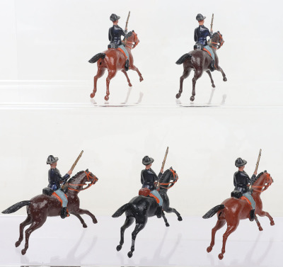 Britains SPECIAL PAINT five US Cavalry in blue uniforms - 4