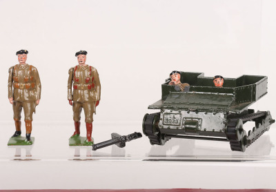 Britains set 1322 Carden Loyd Tank with Royal Tank Corp and Officer, 1934-40 - 3